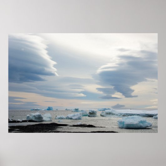 Poster Antarctique. Brown Bluff. Nuages lenticulaires (Devant)