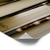 Poster Apple au sommet d'une pile de livres sur un bureau (Coin)