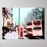 Poster Aquarelle moderne London Street Scène Pop Art<br><div class="desc">Une adaptation pop art colorée cool d'aquarelle d'une photographie représentant une scène ordinaire banale de rue dans la ville de Londres Angleterre Royaume-Uni avec boîte téléphonique iconique et bus à double étage. Les couleurs sont douces,  pastel,  bleu,  vert,  orange,  jaune,  rose et rouge.</div>