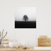 Poster Arbre solitaire dans le brouillard noir et blanc (Cuisine)