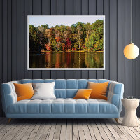 Arbres d'automne de l'autre côté de la rivière