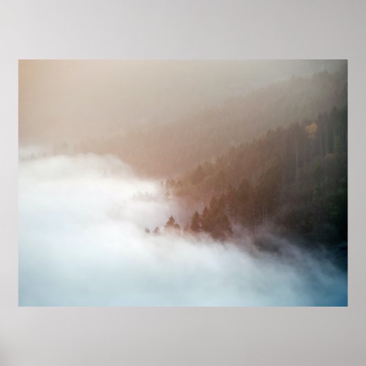 Poster Arbres en montagne recouverts de brouillard (Devant)