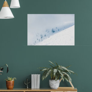 Poster Arbres gelés soleil et nuages dans les montagnes