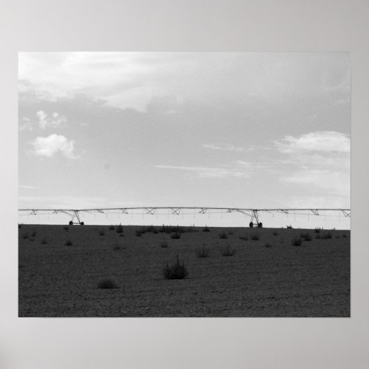 Poster Arroseur d'irrigation de ferme noir et blanc sur u (Devant)