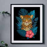 Poster Art Floral Jungle Leopard élégant | bleu marine<br><div class="desc">Cette superbe affiche d'art présente un léopard dessiné à la main, avec des feuilles de jungle tropicale dans les tons bleus, ainsi qu'une fleur d'hibiscus rose vif, sur un arrière - plan de couleur personnalisé (en bleu marine). Moderne, beau et unique - fait un grand cadeau! *Oeuvre / Illustration de...</div>