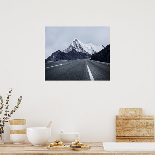 Poster Asphalt Road devant Snow Mountain (Cuisine)