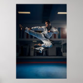 Poster Athlète de Taekwondo exécutant un coup de pied lat (Devant)