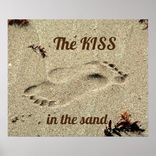 Poster Baiser dans les empreintes de sable dans le sable (Devant)