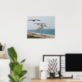 Poster Bande d'oiseaux pélicans survolant la plage d'OBX (Bureau à domicile)