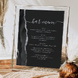 Poster Barre mariage Menu Black Silver Agate Dark<br><div class="desc">Un panneau élégant pour votre menu de bar mariage. Les mots "menu barre" apparaissent dans la calligraphie d'écriture manuscrite gris argent avec des swashes au début et à la fin, avec le texte personnalisable ci-dessous. Un motif d'aquarelle noire, taillé avec une fausse parties scintillant argentée, orne la bordure gauche sur...</div>