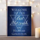 Poster Bat mitzvah moderne Blue Star de David Bienvenue<br><div class="desc">De belles nuances profondes de bleu foncé créent une texture comme de l'eau sur cette affiche de bienvenue Bat mitzvah formelle. Élégant script blanc minimaliste avec le nom de votre fille sur la subtile étoile de David pour célébrer son avènement juif.</div>