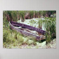 Bateau à moteur en décomposition