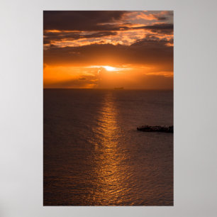 Poster Bateau À Réservoir Au Coucher Du Soleil Dans L'Océ