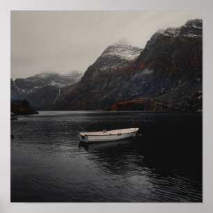 POSTER BATEAU BLANC SUR LE CORPS D'EAU PRÈS DES MONTAGNE
