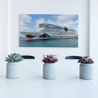 Bateau de croisière AIDAluna amarré au large de l'