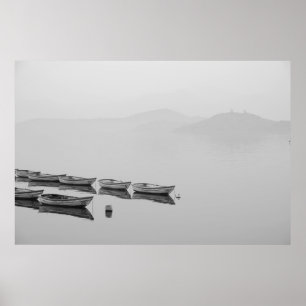 POSTER BATEAUX BLANCS EN LIGNE SUR LE CORPS D'EAU PENDANT