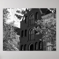 Bâtiment historique noir et blanc à Amsterdam