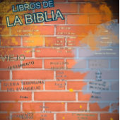 Poster Beaux livres bibliques dans un mur de briques Post