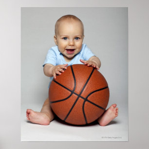 Poster Bébé (6-9 mois) tenant le basket-ball,