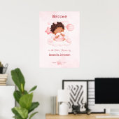Poster Bébé fille rose sur un nuage serrant coeur en mous (Bureau à domicile)