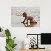 Poster Bébé jouant dans le sable sur la plage (Bureau à domicile)