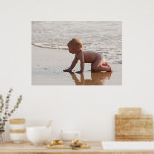 Poster Bébé jouant dans le sable sur la plage (Cuisine)