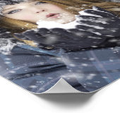 Poster Belle fille en manteau d'hiver avec neige (Coin)