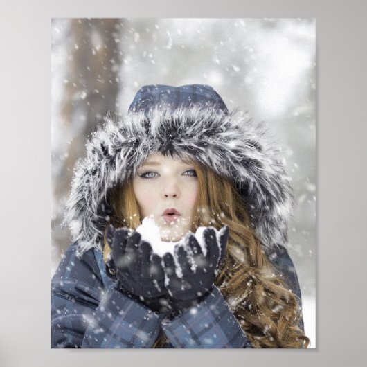 Poster Belle fille en manteau d'hiver avec neige (Devant)