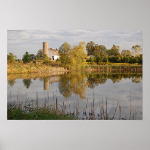 Poster Belle grange et ferme réfléchie dans l'étang