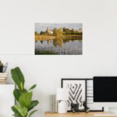 Poster Belle grange et ferme réfléchie dans l'étang (Bureau à domicile)