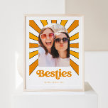 Poster Besoins | Boho Retro Sun et photo Best Friends<br><div class="desc">Cette affiche branchée et boho présente un texte rétro orange qui dit "besties" et un graphique de style vintage des rayons du soleil derrière votre photo,  dans les tons orange et jaune sur un arrière - plan blanc.</div>