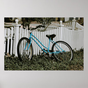 Poster Bicyclette Turquoise Appuyée sur une Clôture Blanc