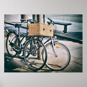 Poster bicyclettes vintages garées sur la rue
