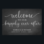 Poster Bienvenue À Notre Heureux Joyeux Jour Après Mariag<br><div class="desc">Ce panneau d'accueil mariage dispose d'un arrière - plan de tableau noir et d'une police de script élégante pour accueillir les invités à votre mariage.</div>