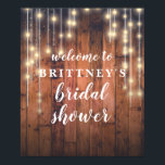 Poster Bienvenue Rustic Bois Chaîne Lumières Fête des mar<br><div class="desc">L'arrière - plan en bois de cerisier et les lampes à cordes sur ce design sont si riches et magnifiques ; il est parfait pour une douche nuptiale rustique.</div>