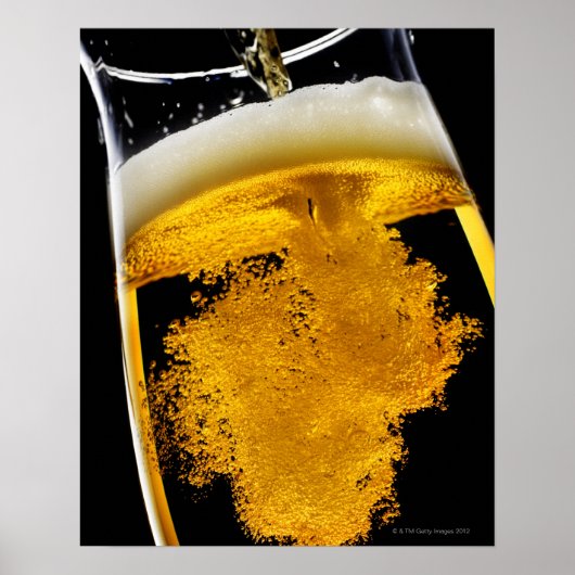 Poster Bière coulée dans le verre, studio tourné (Devant)
