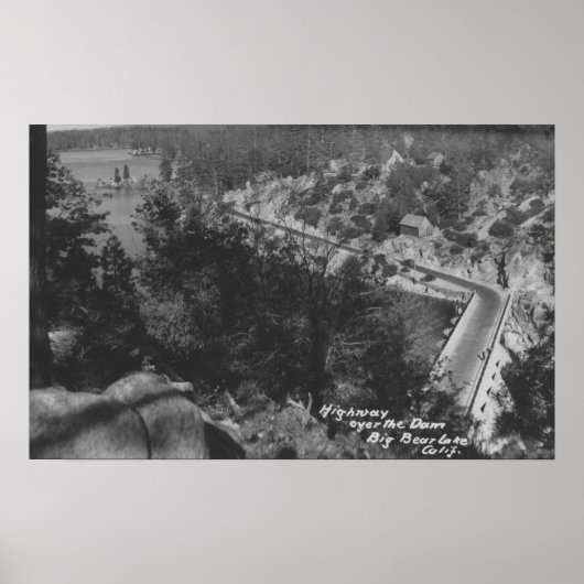 Poster Big Bear Lake, CA Highway au-dessus du barrage (Devant)