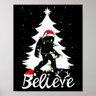 Poster Bigfoot portant un sapin de Noël, croyant en Sasqu