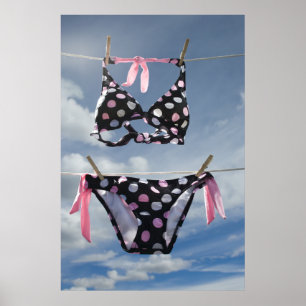 Poster Bikini accrochant sur une corde à linge