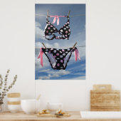 Poster Bikini Accroché Sur Une Ligne De Clothèse (Cuisine)