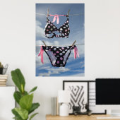 Poster Bikini Accroché Sur Une Ligne De Clothèse (Bureau à domicile)