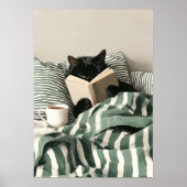 Poster Black Cat reading book in bed (Devant)