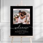 Poster Black Elegant Calligraphy Photo Mariage Bienvenue<br><div class="desc">Panneau de bienvenue mariage moderne (affiche) avec calligraphie verte et élégante et photo. Pour une personnalisation plus avancée de cette conception,  cliquez sur le lien Personnaliser supplémentaire pour modifier la police,  la taille et la couleur.</div>