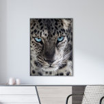 Poster Blue Eyed Leopard<br><div class="desc">Ajoutez une touche de beauté sauvage à votre décor grâce à l'"affiche d'art du léopard bleu". Cette oeuvre d'art remarquable présente une photo de fond du visage d'un léopard, montrant ses yeux bleu vif et percés. Le regard intense et les détails complexes capturent l'essence majestueuse et puissante de cette créature...</div>