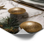 Poster Boîte cadeau de Noël avec ruban vert sur table fes (Coin)