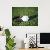 Poster Boule de golf au bord du trou (Bureau à domicile)