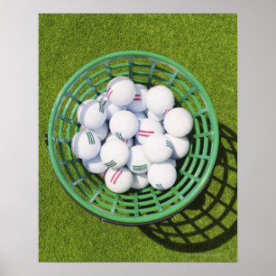 Poster Boules de golf dans une corbeille assise sur un ve