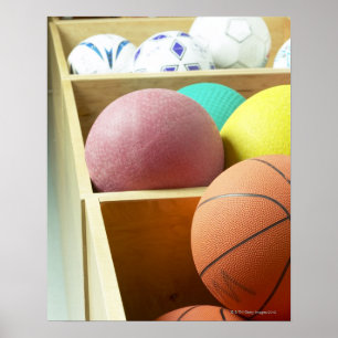 Poster Boules stockées dans les poubelles