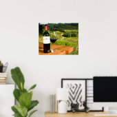Poster Bouteille de vin rouge et de verre sur la table (Bureau à domicile)