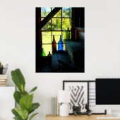 Poster Bouteilles colorées sur les marches (Bureau à domicile)